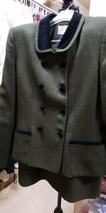 Elegant DLe Suit size 6 Skirt Suit